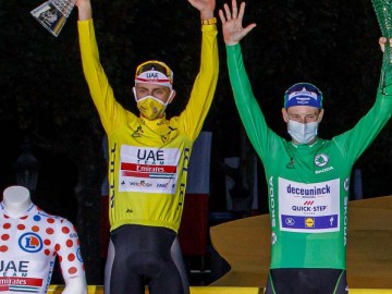  Zwycięzca 107. Tour de France z trofeum zaprojektowanym przez Skodę